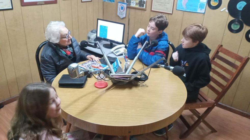 La marcojuarense tiene 88 años y hace 41, está al frente de Radio Espinillos.