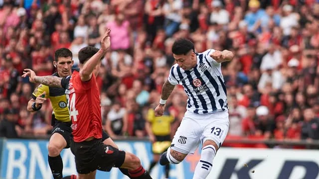 Luis Sequeira intenta gambetear a un rival en el partido entre Colón y Talleres