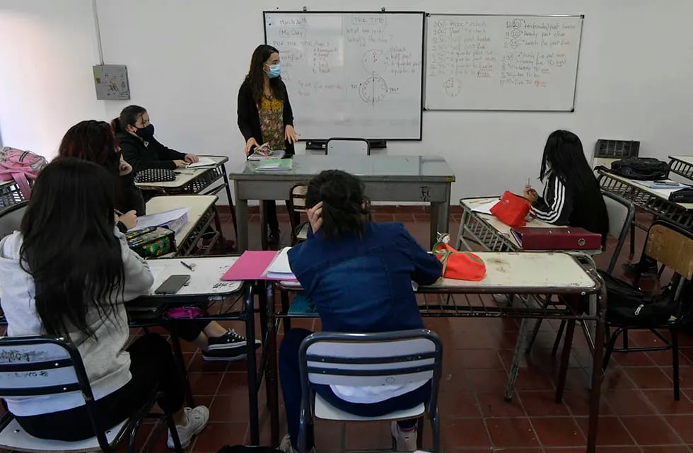 La escuela José Vicente Zapata comenzó el dictado de clases bajo el nuevo protocolo de salud. Gremios y Gobierno discuten por la presencialidad de los docentes.