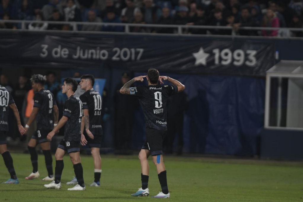 Belgrano le gana 1-0 a Gimnasia, en La Plata, por un gol de Vegetti. (Federico López Claro / La Voz)