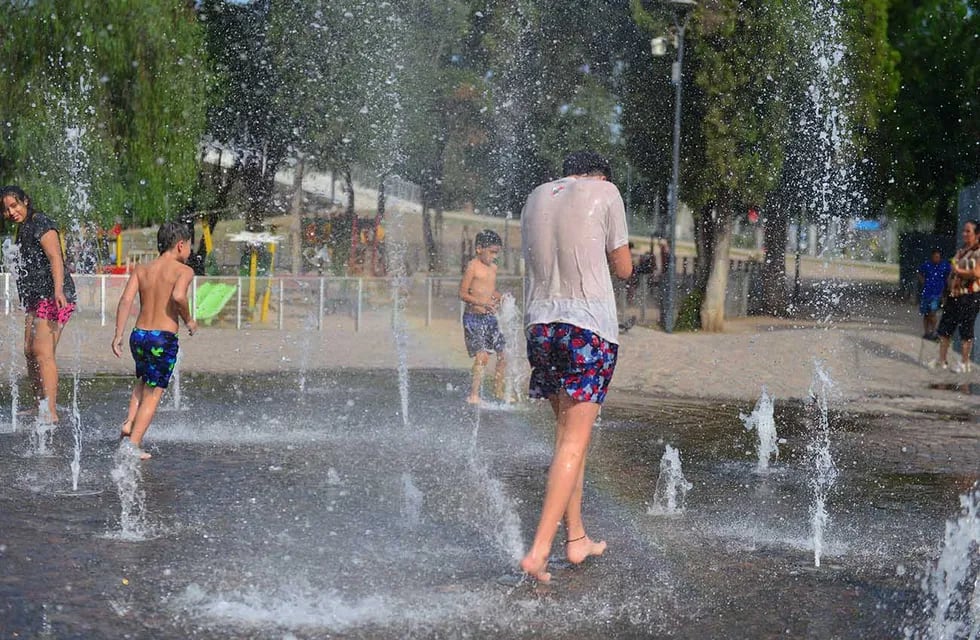 Chicos juegan en la lluvia de agua en el Parque de las Tejas. (José Gabriel Hernández / La Voz)