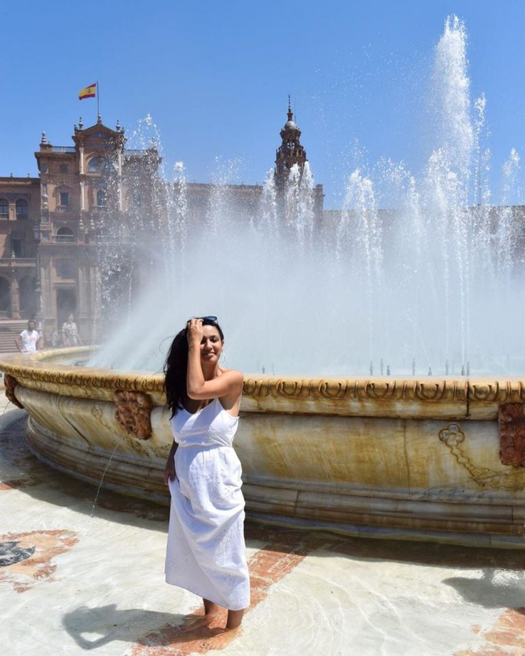 Ludmila Romero disfruta de Sevilla con su familia y recrea una imagen "peronista". (Instagram/ ludmipr)