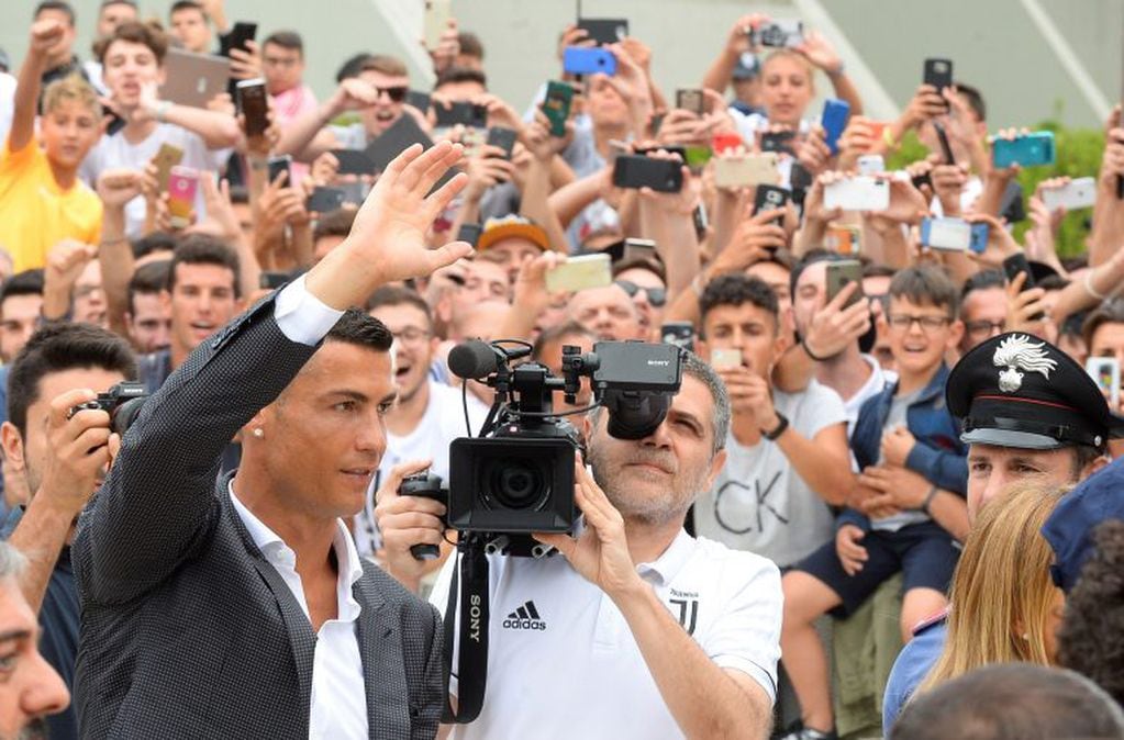 Cristiano Ronaldo y los hinchas.
