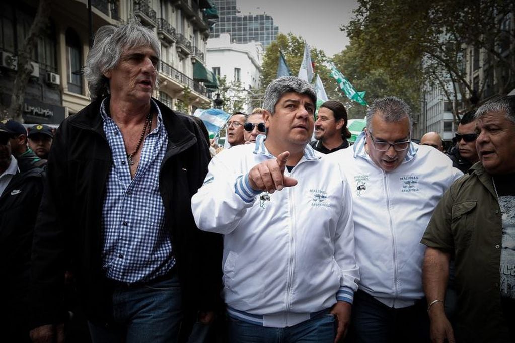 El líder sindical Pablo Moyano encabeza una mancha durante un paro general convocado en abril en rechazo de la política económica del gobierno de Mauricio Macri. Crédito: EFE /JUAN IGNACIO RONCORONI.