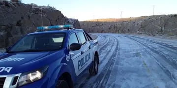 El Camino de las Altas Cumbres sigue cortado este martes por acumulación de nieve sobre la carpeta asfáltica. (Policía de Córdoba)
