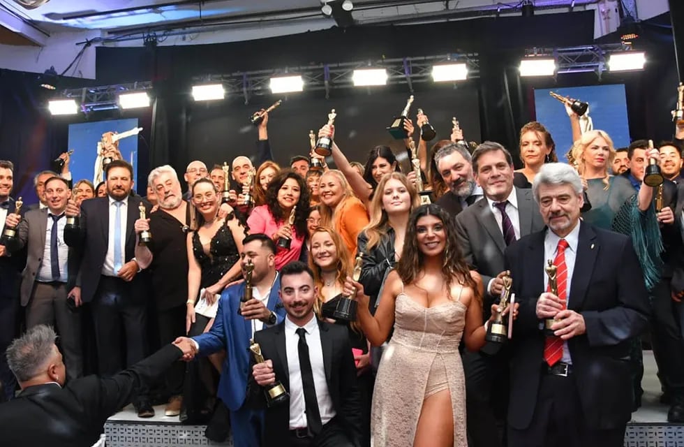 Los ganadores de la edición 2023. Adelante, Lucas Castro y Ornella Ferrara con los galardones que obtuvo Canal 7.