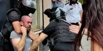 Feroz ataque policial a un trabajador