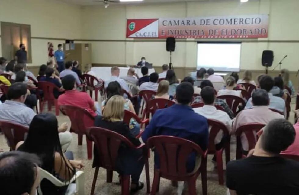 El ministro de Hacienda, Adolfo Safrán, brindó una charla sobre la situación económica provincial en Eldorado.