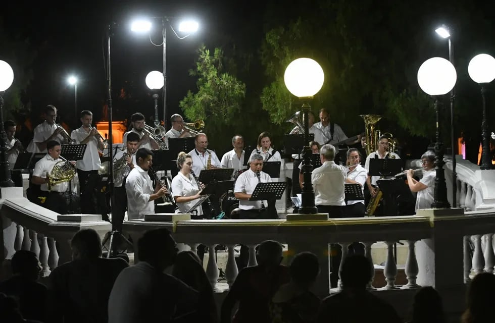 Retreta de la Banda Municipal de Música en la Plaza 25 de Mayo