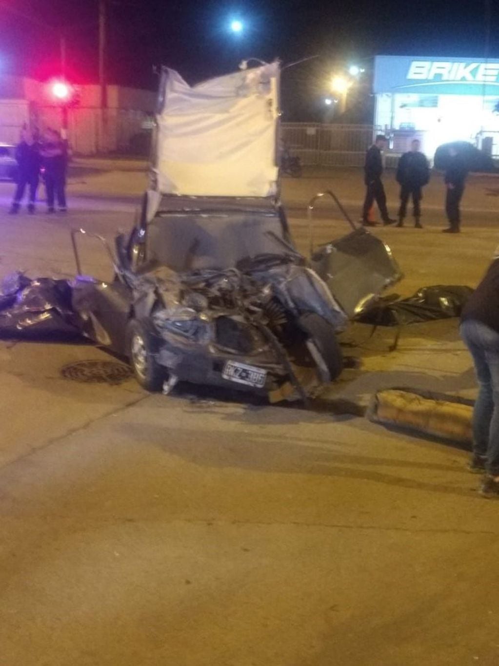 Renault 12 destrozado tras impactar contra un camión en Lagos al 7100