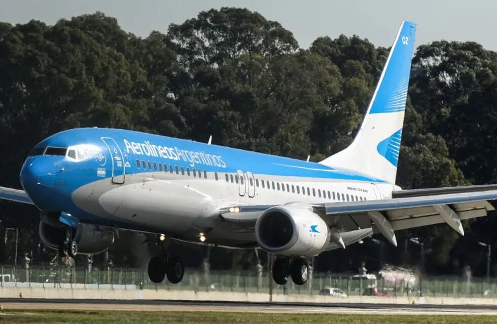 An Aerolineas Argentinas airplane lands at Jorge Newberry airport in Buenos Aires, on August 2, 2017.\r\nArgentine state-run carrier Aerolineas Argentinas cancelled its August 5 weekly flight to Caracas over operational capacity and security concerns, the company said. Several foreign airlines, including Air France, Delta, Avianca and Iberia have also suspended flights to the country over security concerns due to the political situation. / AFP PHOTO / Eitan ABRAMOVICH ciudad de buenos aires  cancelacion vuelos de aerolineas argentinas a venezuela aeroparque jorge newbery crisis politica economica social en venezuela
