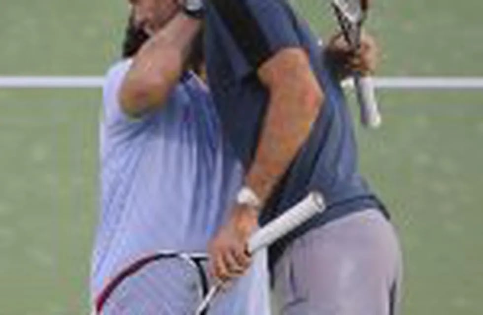 DUBAI (EMIRATOS u00c1RABES UNIDOS) 27/02/2013.- El exfutbolista argentino Diego Armando Maradona (i) saluda a su compatriota, el tenista Juan Martin Del Potro, tras el partido de segunda ronda del torneo de tenis de Dubai disputado entre Del Potro y el indio Somdev Devvarman, el 27 de febrero de 2013, en Dubai, Emiratos u00c1rabes Unidos. EFE/Ali Haider dubai emiratos arabes Diego Armando Maradona  Juan Martin Del Potro ex futbolista partido exhibicion tenis tenis tenista troneo de dubai presentacion