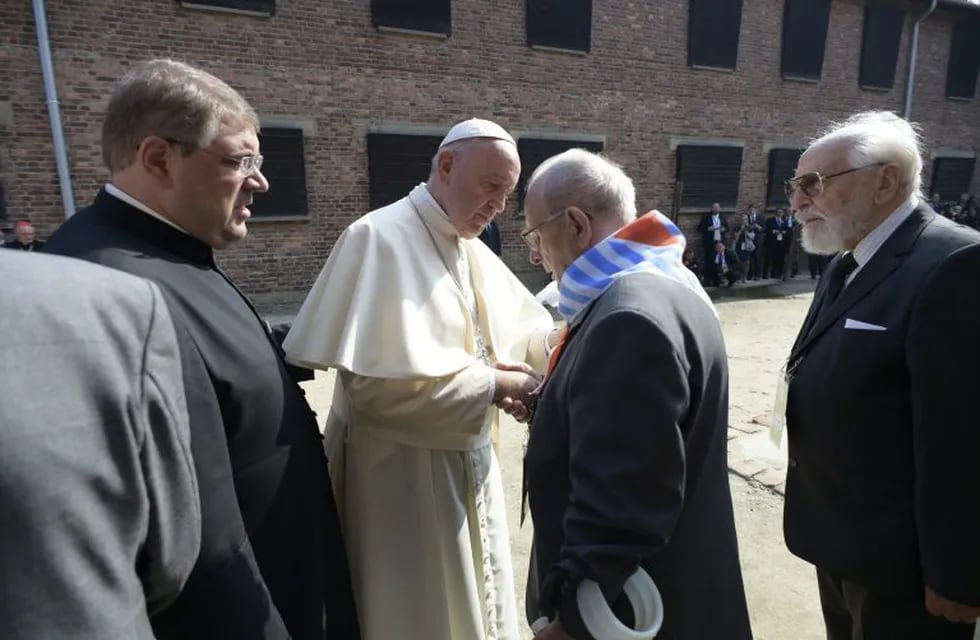 This handout picture released by the Vatican press office shows Pope Francis meeting with Holocaust survivors at the Nazi death camp, Auschwitz, in Oswiecim, Poland on July 29, 2016rnPope Francis heads to Poland for an international Catholic youth festival with a mission to encourage openness to migrants. / AFP PHOTO / OSSERVATORE ROMANO / HO / RESTRICTED TO EDITORIAL USE - MANDATORY CREDIT 