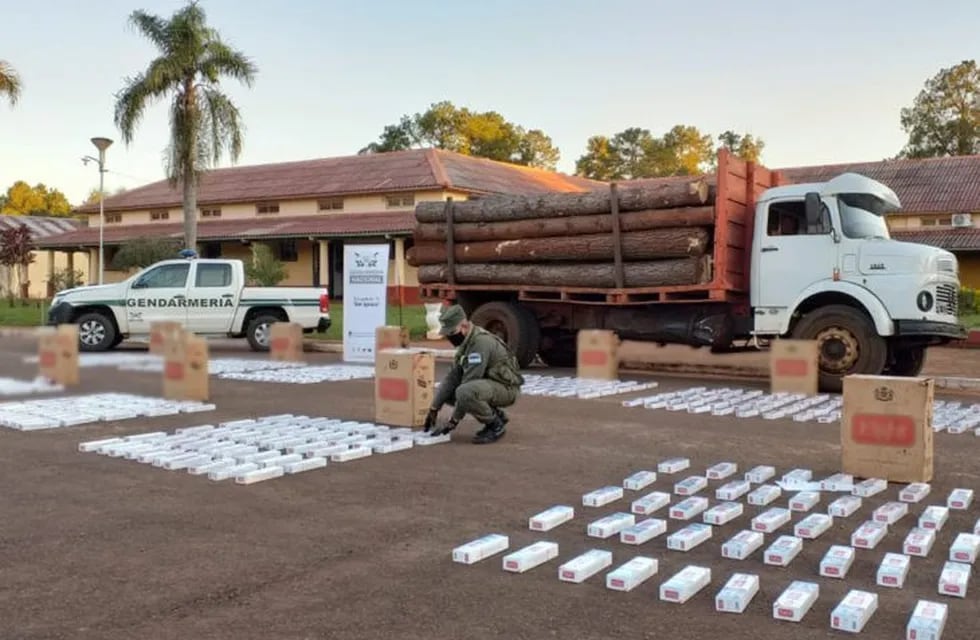 Santo Pipó: intentó traficar 6.500 paquetes de cigarrillos ocultos entre rollos de madera