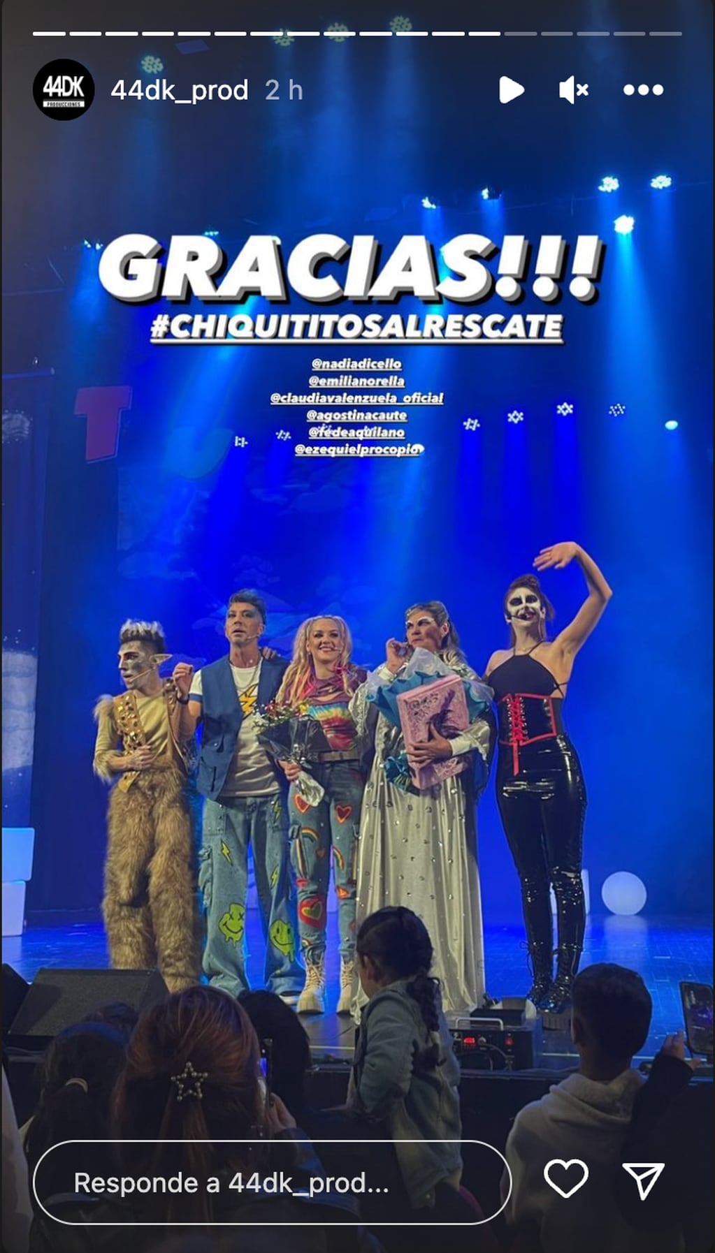 Claudia Valenzuela en el escenario con sus compañeros de elenco. (Foto: Instagram)
