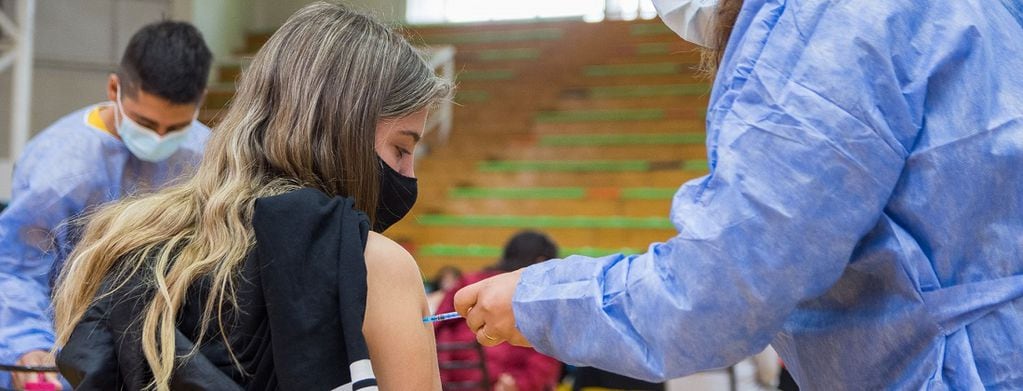 Según las cifras oficiales, el 91,4% de los adolescentes mayores de 18 años, ya cuenta con al menos una dosis de la vacuna. Foto Municipalidad de Gral. San Martín.