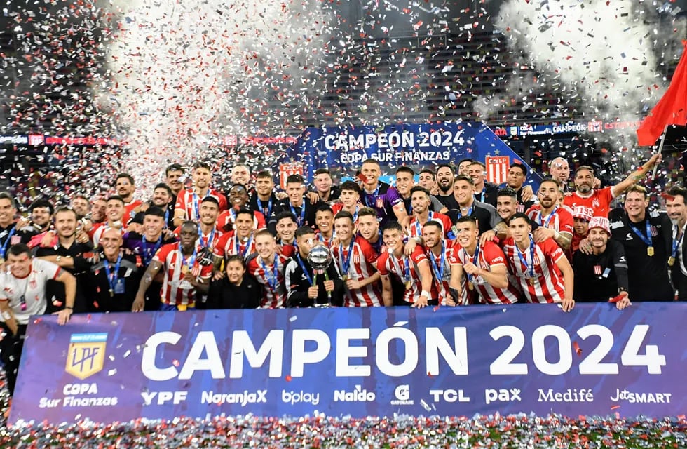 Estudiantes de La Plata y su glorioso festejo tras consagrarse campeón. Foto: Fotobaires
