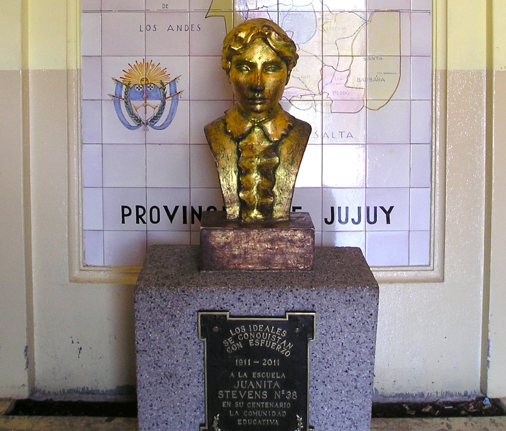El busto de la maestra norteamericana Jeanette Stevens que la recuerda en el hall de ingreso a la escuela que lleva su nombre, en San Salvador de Jujuy.