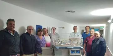 Amigos del Hospital entregaron una nueva incubadora de traslado al Centro de Salud
