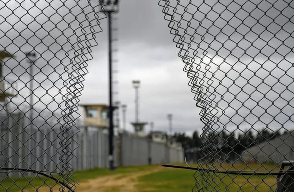 Los presos cortaron el alambrado para fugarse de la cárcel de Piñero. (Gentileza Clarín/Juan José García)