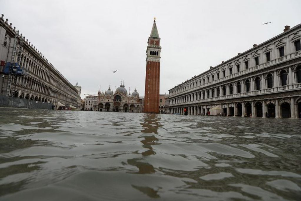 El 17 de noviembre de 2019, el mundo se conmocionó al ver la Plaza de San Marcos anegada de agua en Venecia (Foto: EFE/Andrea Merola)