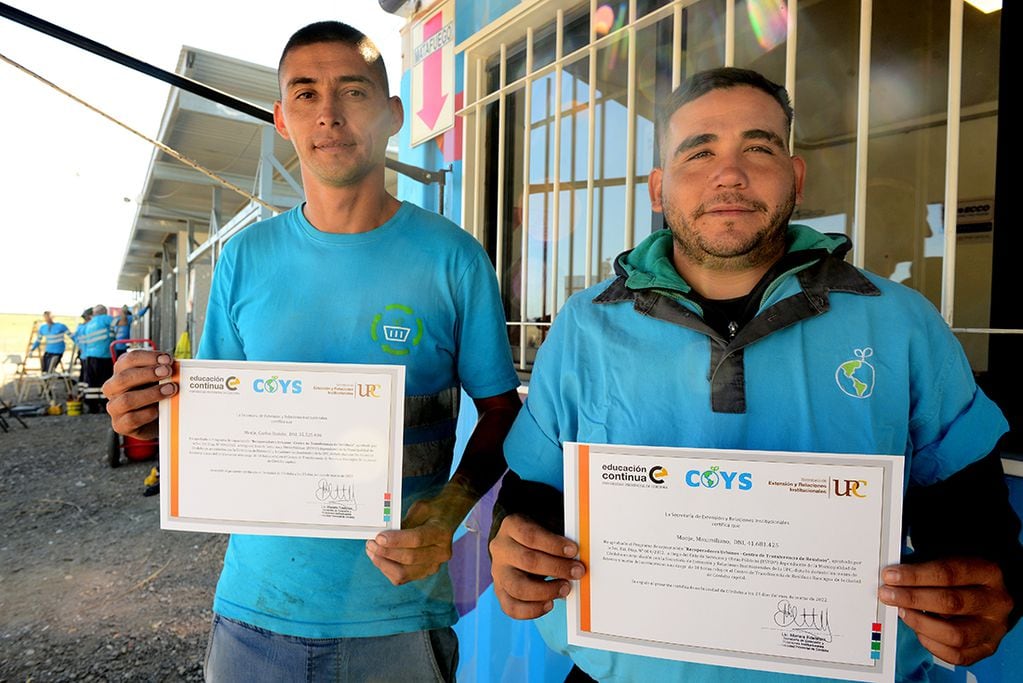 Maximiliano y Carlos Monjes eran cartoneros y ahora trabajan en un Centro de transferencia de residuos Rancagua. (José Gabriel Hernández / La Voz)