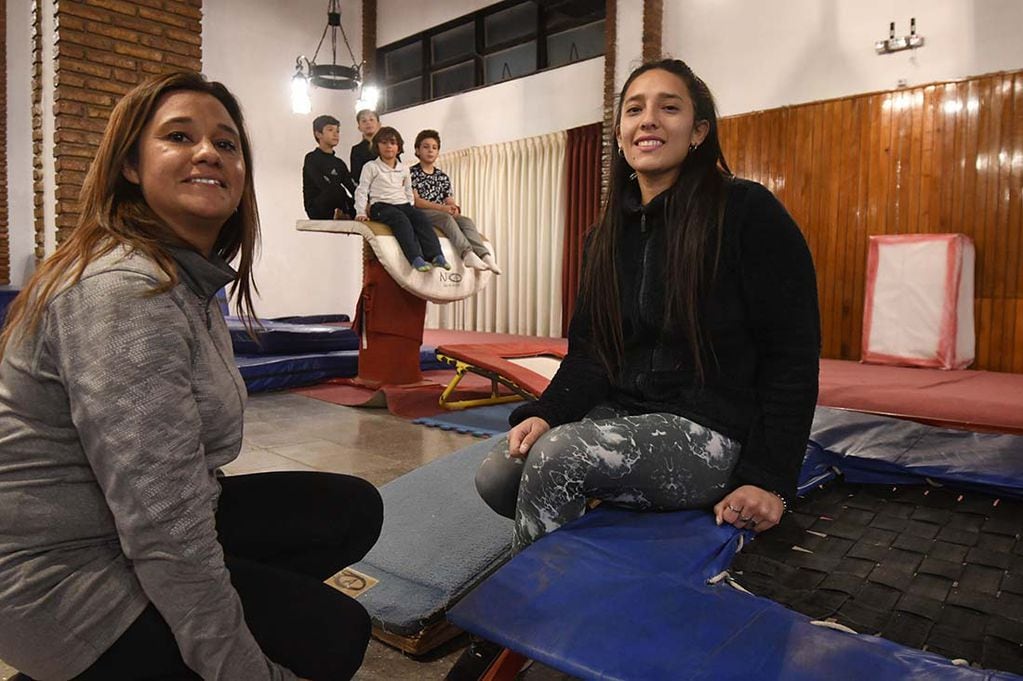 Ana Donoso (gris) junto a Victoria Ledesma, entrenadoras de gimnasia artística de varones en el club Alemán 
Foto: José Gutierrez/ Los Andes