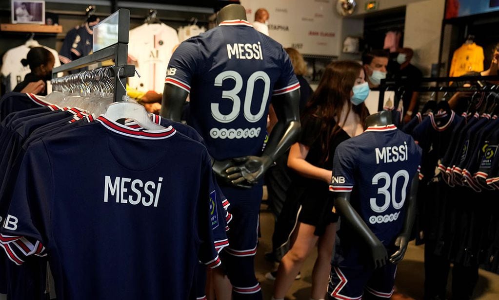 Las camisetas de Messi no paran de venderse.