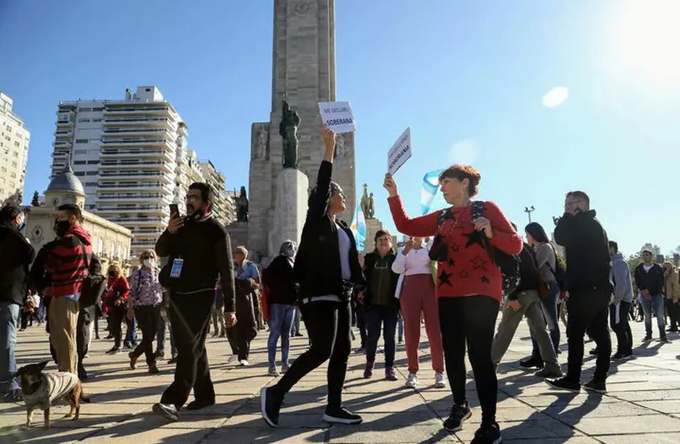 Protesta de agrupaciones anticuarentena en Rosario