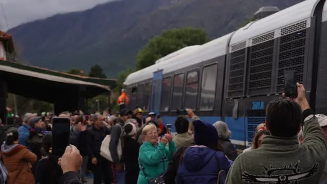 Vecinos emocionados poe el regreso del Tren de las Sierras, en Capilla del Monte