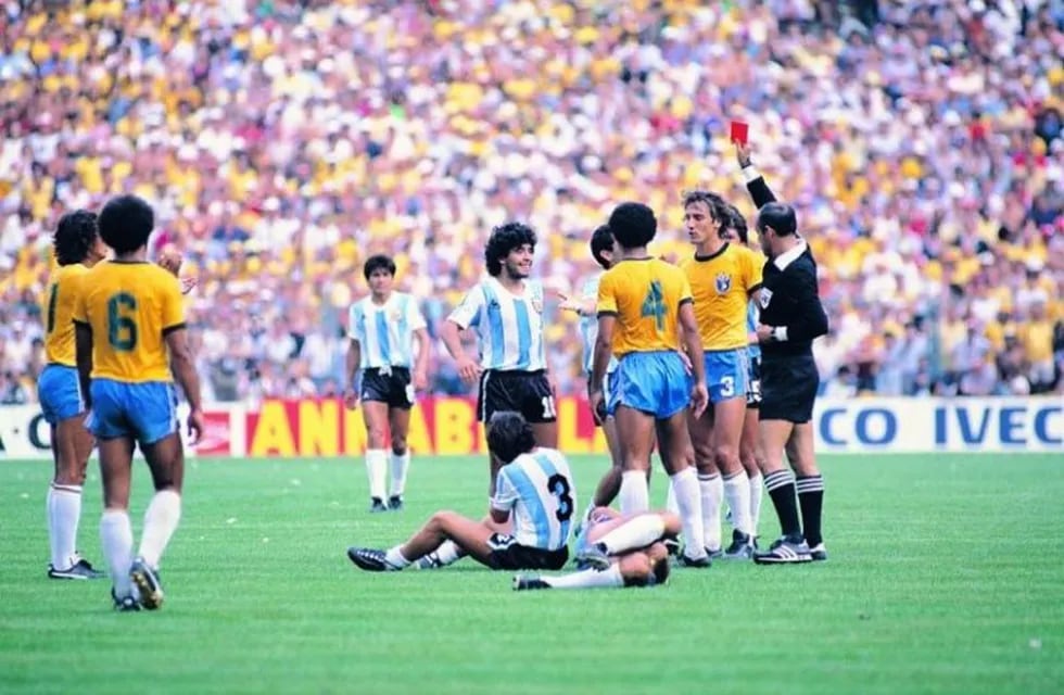 Derrota argentina ante Brasil, 3-1, y eliminación. La campeona del mundo estuvo lejos de lo esperado, y el debutante Diego Maradona, vio la roja ante los brasileños. Argentina empezó el Mundial con Malvinas, y lo terminó sin las islas y contra presidente, ya que el día antes de la eliminación asumía Bignone por Galtieri.