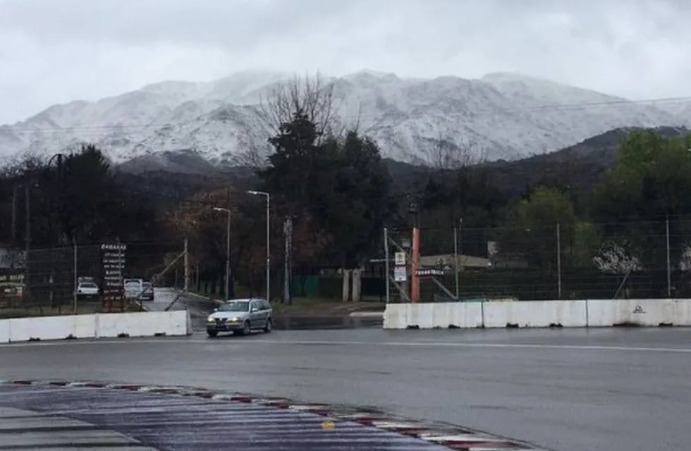 Las cumbres del paisaje que corona Potrero de los Funes también quedaron nevadas.