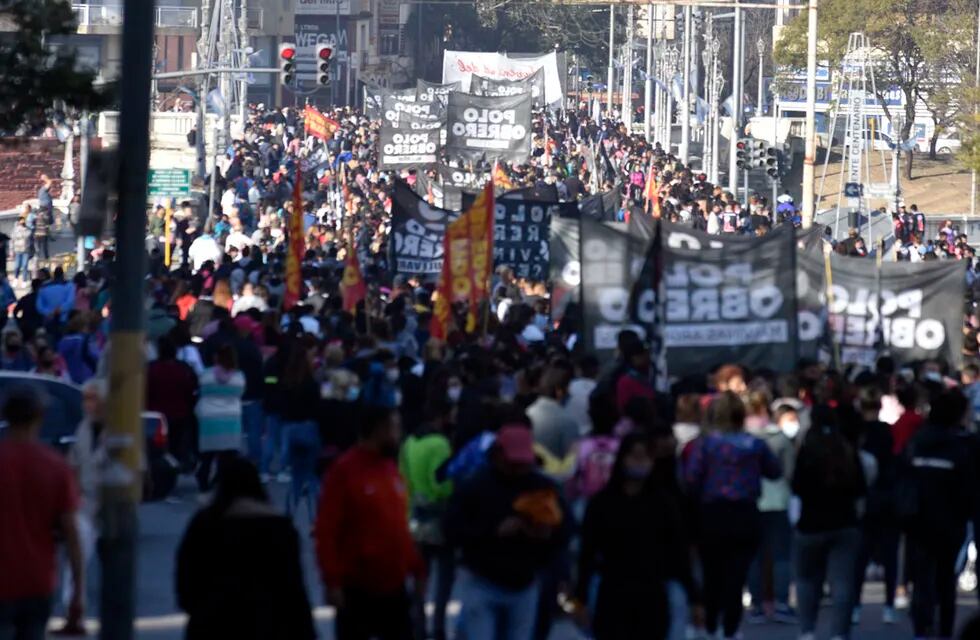 Marcha del Polo Obrero por el centro de Córdoba.  Movilización sobre el Puente Centenario.  (Foto archivo/Ramiro Pereyra)