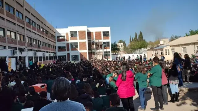 Los estudiantes de la Escuela Industrial protestan tras otro suicidio adolescente.