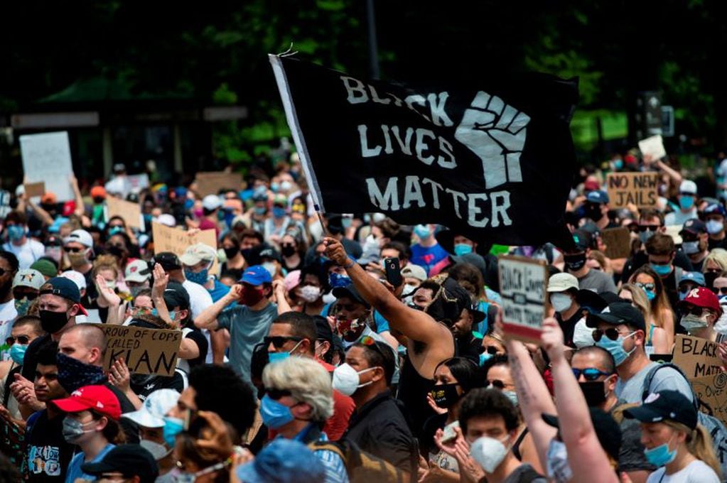 Cientos de personas salieron a la calle a manifestarse por el crimen de racismo (Foto: ROBERTO SCHMIDT / AFP)