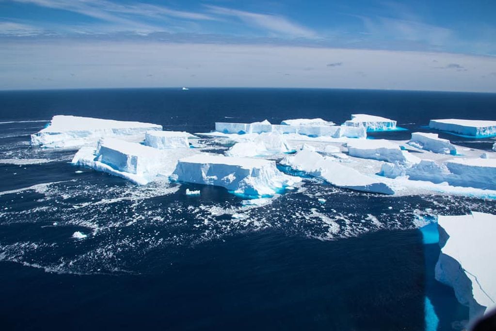 Vista de fragmentación del iceberg. Estos desprendimientos son conocidos como bergy. también en proporciones más pequeñas, como escombros.