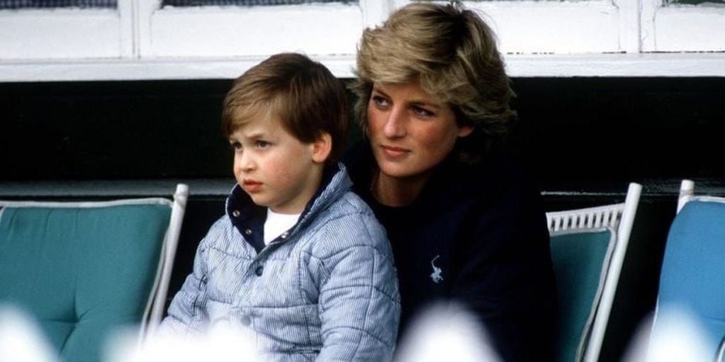 Con el príncipe William en sus brazos durante un partido de Polo en 1987.