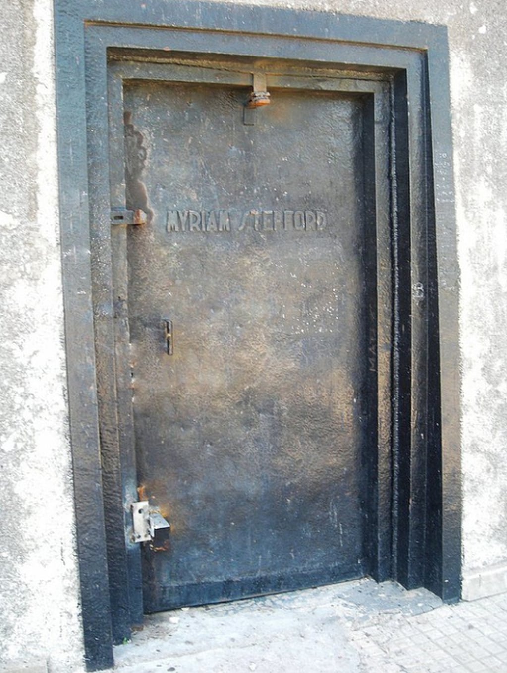 La puerta de ingreso al mausoleo. 