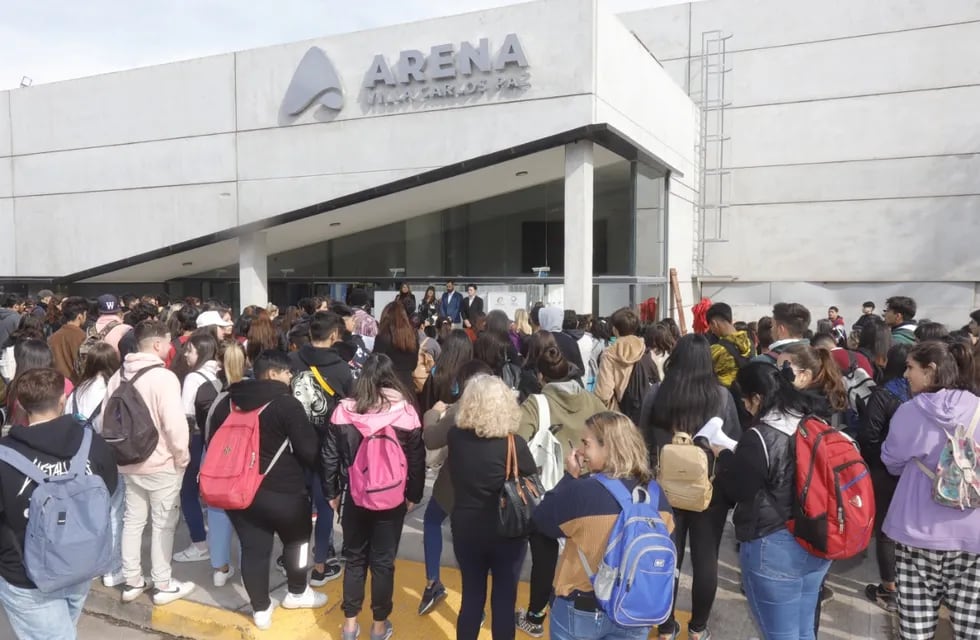 Miles de jóvenes se acercaron al Estadio Arenas