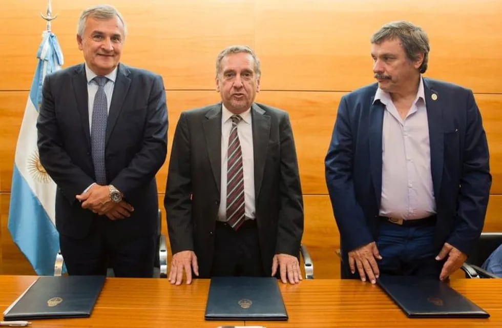 Morales, Barañao y Tecchi, en la firma del acuerdo.