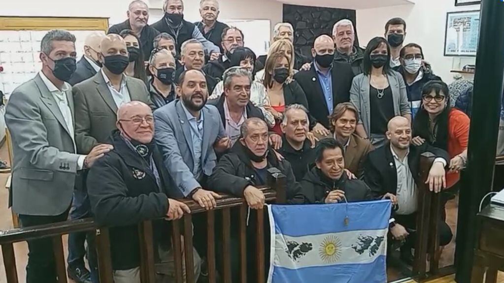 Los legisladores se tomaron una foto junto a los VGM de Tierra del Fuego.