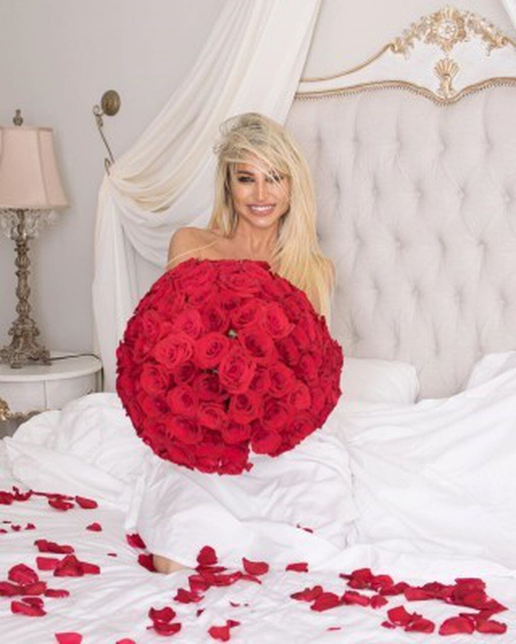 Vicky Xipolitakis realizó una producción con pétalos de rosas rojas sobre su cama.