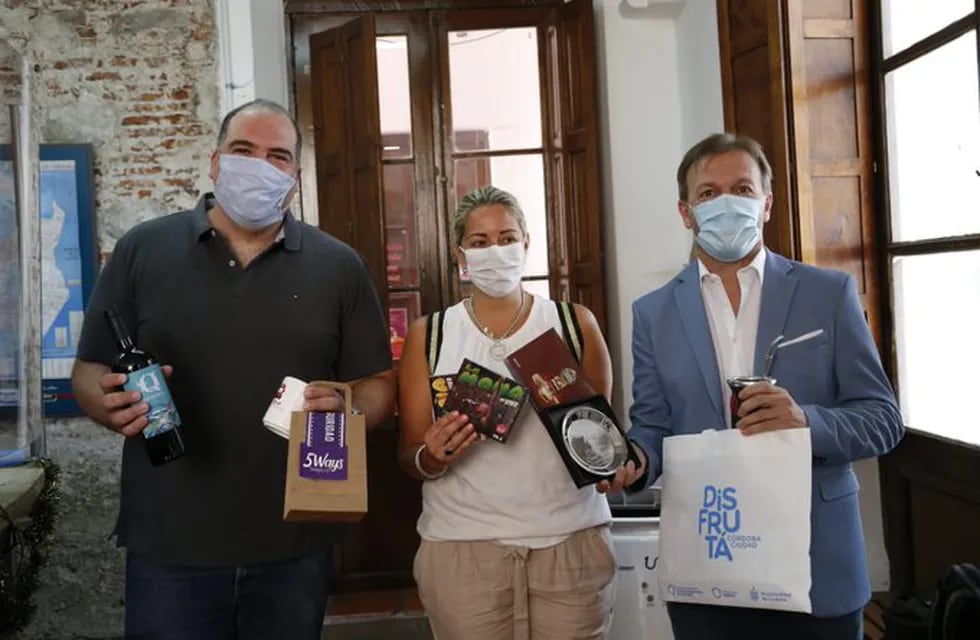 Los turistas santiagueños, primeros en llegar, fueron recibidos por Pablo Bianco, director del área en la Ciudad de Córdoba.