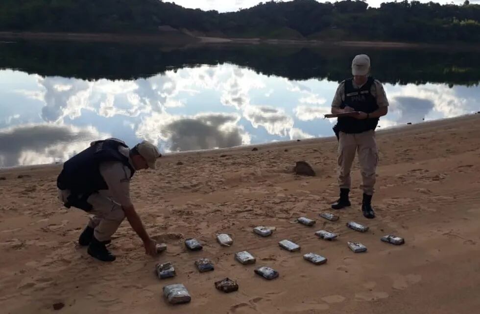 La droga apareció flotando en el río y llegó hasta la orilla desde Paraguay.