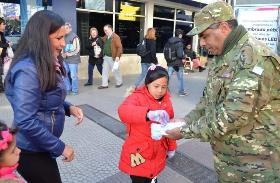 Soldados repartieron 1.500 escarapelas en Peatonal Junín