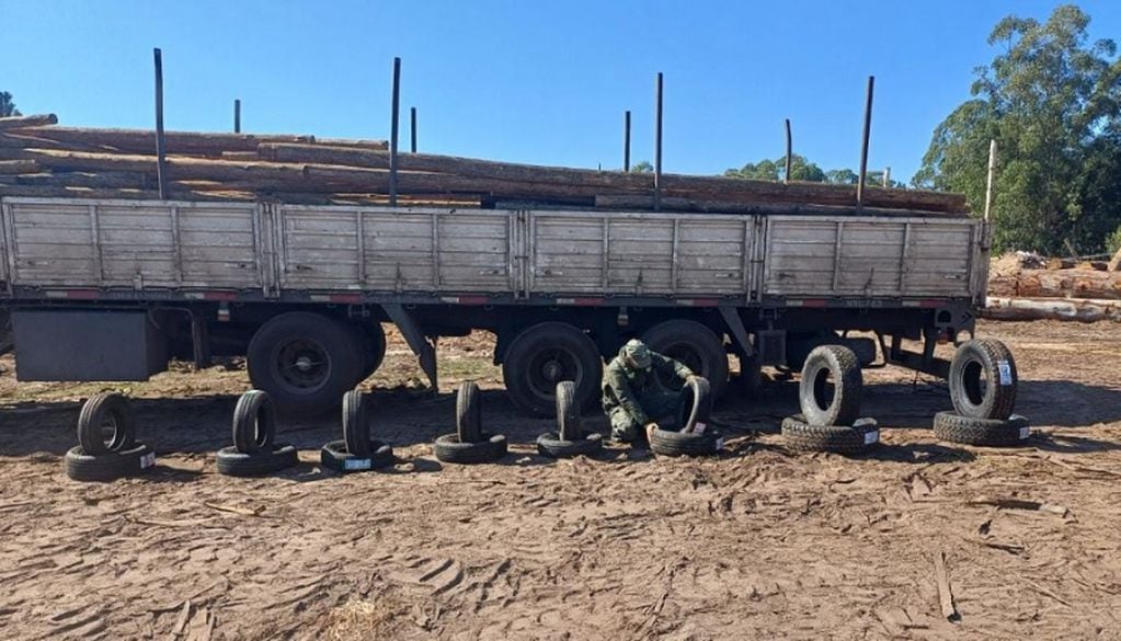 Camión que partió de Misiones fue interceptado con cubiertas de contrabando.