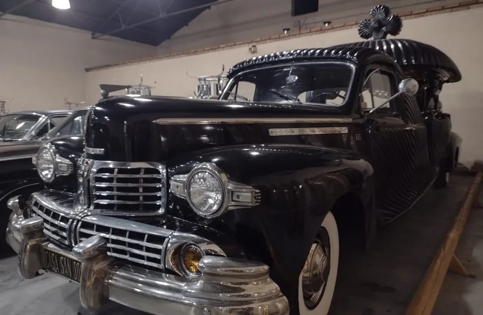 La carroza fúnebre Lincoln modelo 1947 trasladó los restos del querido motociclista Wey Zapata. Diario 13 San Juan.