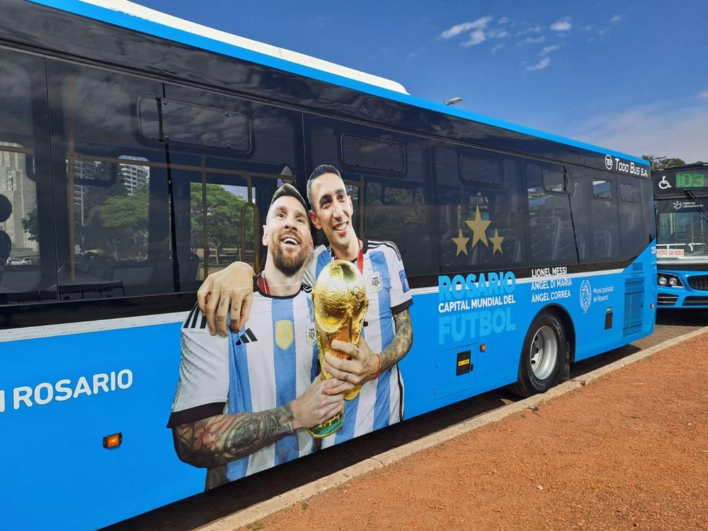 Los colectivos de Rosario con la imagen de Messi y Di María.