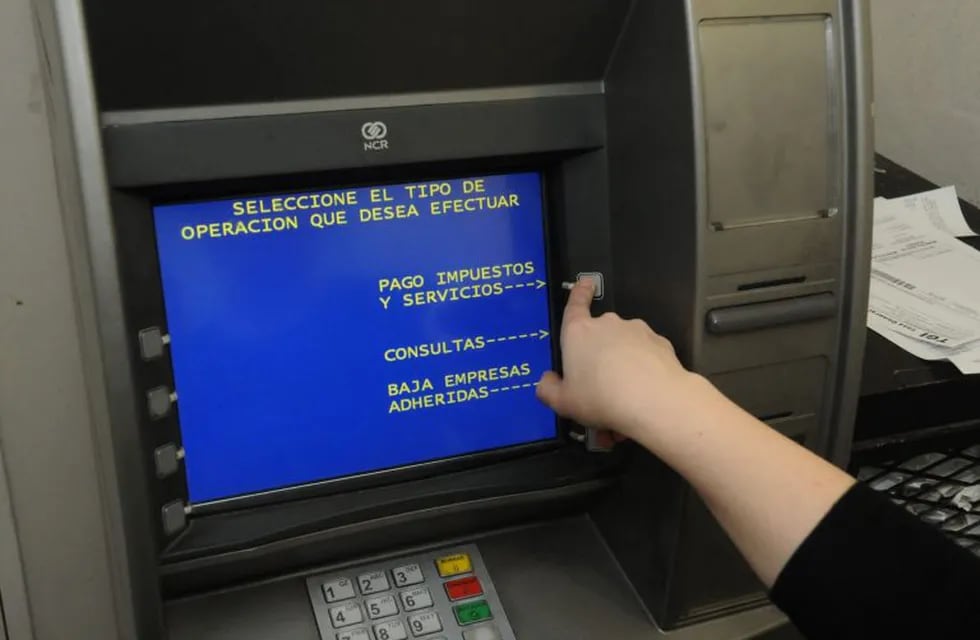 Se conoció el cronograma de pagos de los empleados públicos santafesinos en cajeros automáticos. (Archivo)