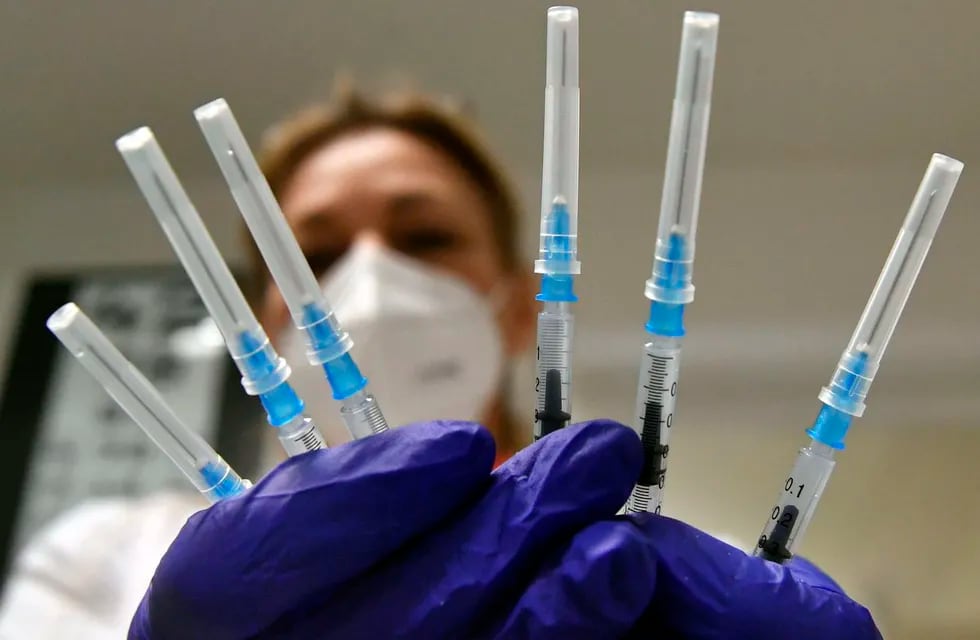 Algunos países comienzan a administrar una tercera dosis de refuerzo contra el coronavirus. Gentileza / El País